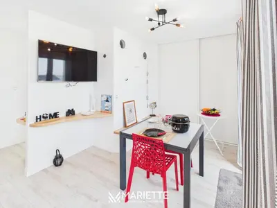 Télévision ou salle de divertissement dans l'établissement -AR MEN- T2 avec terrasse vue mer - plage a 50m