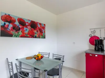 Cuisine ou kitchenette dans l'établissement Holiday Home Va Zi Bihan by Interhome