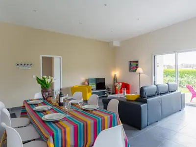 Coin salon dans l'établissement Holiday Home Terre et Mer by Interhome
