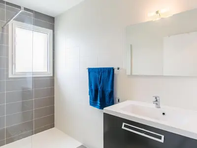 Salle de bains dans l'établissement Holiday Home Terre et Mer by Interhome