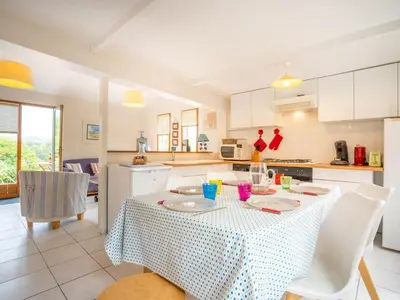 Cuisine ou kitchenette dans l'établissement Chalet Les Hortensias by Interhome