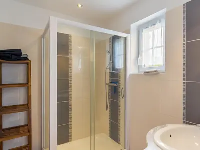 Salle de bains dans l'établissement Holiday Home Kernic Ty by Interhome