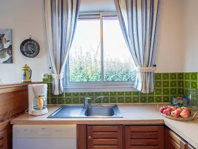 Cuisine ou kitchenette dans l'établissement Holiday Home Echo de Vagues by Interhome