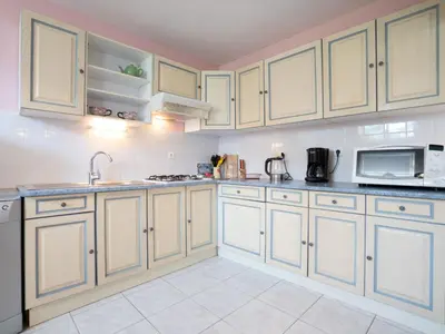 Cuisine ou kitchenette dans l'établissement Holiday Home Les Azalées by Interhome
