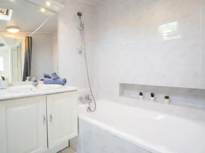 Salle de bains dans l'établissement Holiday Home Les Azalées by Interhome