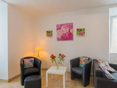 Coin salon dans l'établissement Holiday Home Le Manoir by Interhome