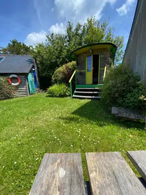 Jardin de l'établissement La Roulotte de Kastell dinn à Morgat