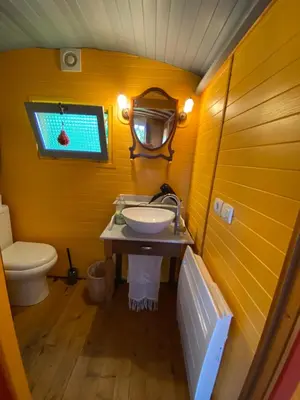 Salle de bains dans l'établissement La Roulotte de Kastell dinn à Morgat