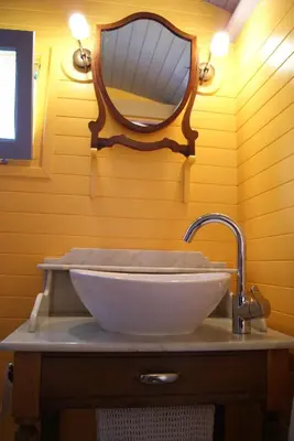 Salle de bains dans l'établissement La Roulotte de Kastell dinn à Morgat