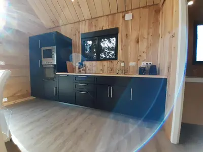 Cuisine ou kitchenette dans l'établissement Ecolodge des Monts d'Arrée & spa