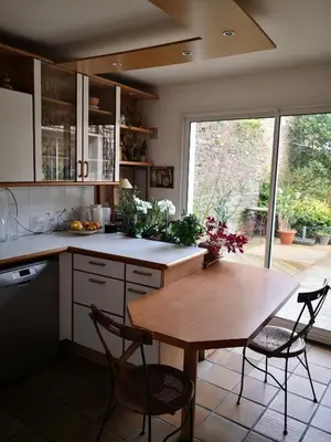 Cuisine ou kitchenette dans l'établissement Maison centre ville avec jardin