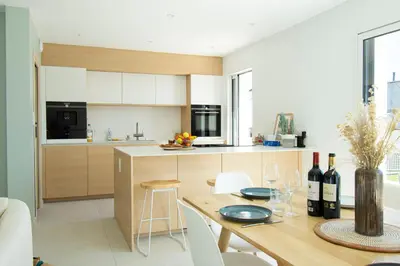 Cuisine ou kitchenette dans l'établissement La Perle de Sainte Anne I Plage à 500m