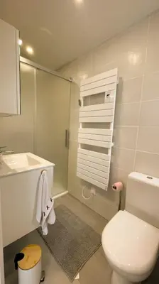 Salle de bains dans l'établissement Ty Dany-wifi-plage à pieds
