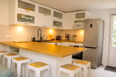 Cuisine ou kitchenette dans l'établissement Ty Dany-wifi-plage à pieds