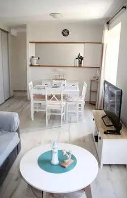 Télévision ou salle de divertissement dans l'établissement L'Escale - centre-ville et plage
