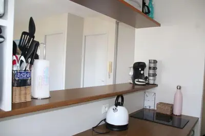 Cuisine ou kitchenette dans l'établissement L'Escale - centre-ville et plage
