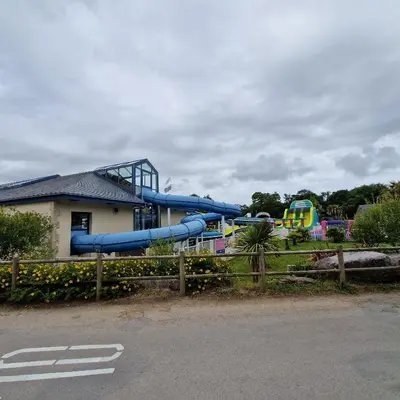 Piscine de l'établissement MH2-CONFORT- 3CH - 6 pl - LAVE VAISSELLE, TV, WI-FI, Draps fournis et ménage fin de séjour, en option ! ou située à proximité
