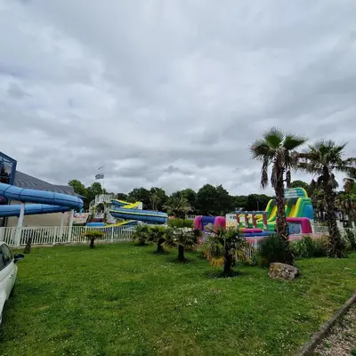 Piscine de l'établissement MH2-CONFORT- 3CH - 6 pl - LAVE VAISSELLE, TV, WI-FI, Draps fournis et ménage fin de séjour, en option ! ou située à proximité
