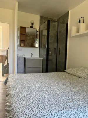 Un ou plusieurs lits dans un hébergement de l'établissement Maison bretonne typique plage des oiseaux à Fouesnant Beg Meil