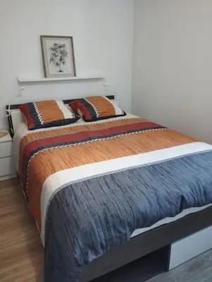 Un ou plusieurs lits dans un hébergement de l'établissement Appartement La Pérouse Vue mer et château