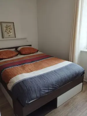 Un ou plusieurs lits dans un hébergement de l'établissement Appartement La Pérouse Vue mer et château
