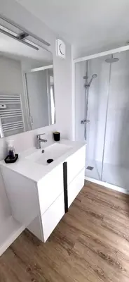 Salle de bains dans l'établissement Au numéro 7 - Entre terre et Mer - Jaccuzi privatif