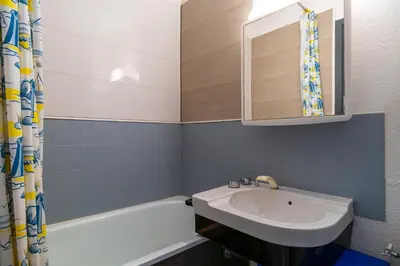 Salle de bains dans l'établissement Le Ptit Loup de Mer - Appt proche plage terrasse