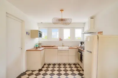 Cuisine ou kitchenette dans l'établissement Jolie maison pour 4 - 300m plage et etang