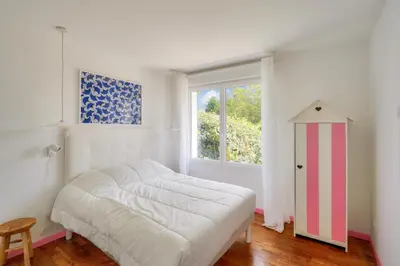 Un ou plusieurs lits dans un hébergement de l'établissement Jolie maison pour 4 - 300m plage et etang