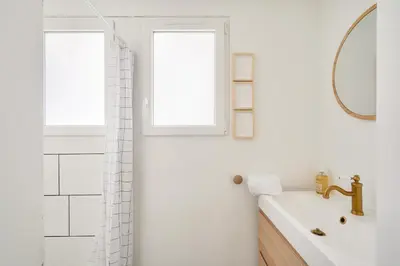 Salle de bains dans l'établissement Jolie maison pour 4 - 300m plage et etang