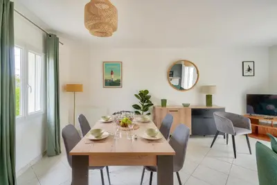 Télévision ou salle de divertissement dans l'établissement Maison pour 4 adultes, 1 enfant à 200m de la plage