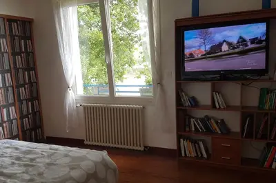 Bibliothèque dans la maison de vacances