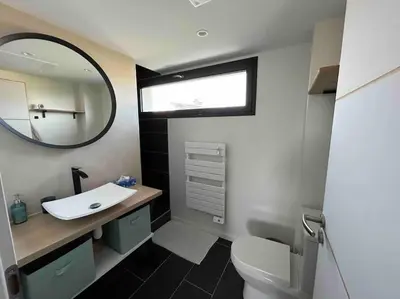 Salle de bains dans l'établissement Maison moderne avec vue sur mer
