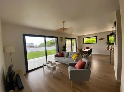 Coin salon dans l'établissement Maison moderne avec vue sur mer