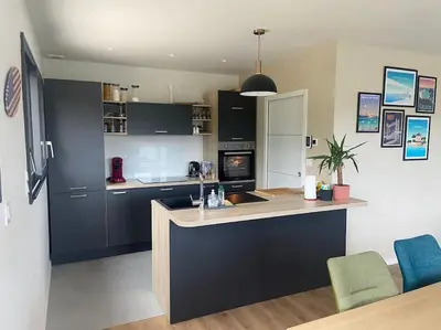 Cuisine ou kitchenette dans l'établissement Maison moderne avec vue sur mer