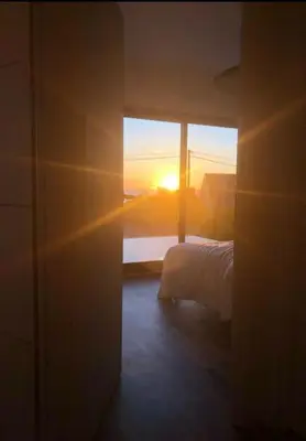 Un ou plusieurs lits dans un hébergement de l'établissement Maison moderne avec vue sur mer