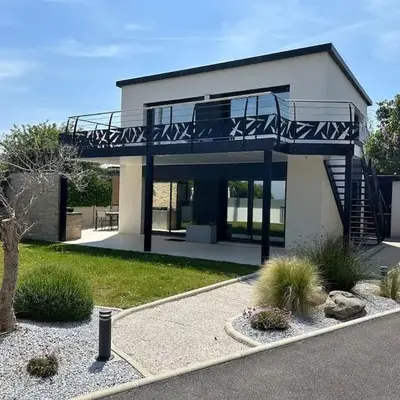 Maison moderne avec vue sur mer