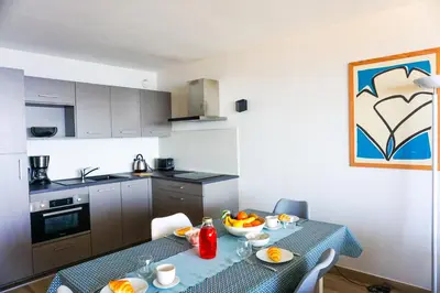 Cuisine ou kitchenette dans l'établissement -PAOLO- Beau T2 avec Vue Mer et Parking