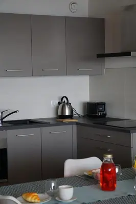 Cuisine ou kitchenette dans l'établissement -PAOLO- Beau T2 avec Vue Mer et Parking