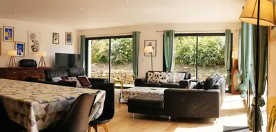 Télévision ou salle de divertissement dans l'établissement Maison de Saint-Jean