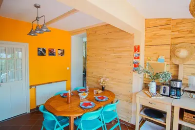 Cuisine ou kitchenette dans l'établissement La maison du pecheur, proche des plages, jardin