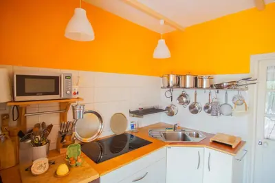 Cuisine ou kitchenette dans l'établissement La maison du pecheur, proche des plages, jardin