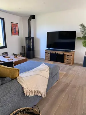Télévision ou salle de divertissement dans l'établissement Villa Bonheur