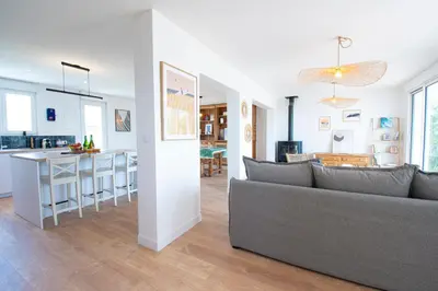 Coin salon dans l'établissement Maison d'Heol I Grande terrasse & vue mer