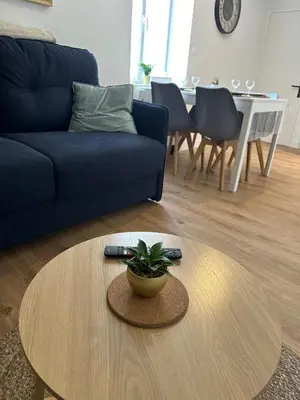 Coin salon dans l'établissement T2 de Charme Rénové à Beg-Meil, À 250m de la Plage