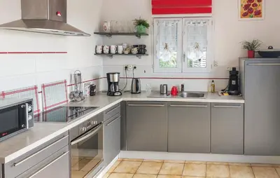 Cuisine ou kitchenette dans l'établissement 4 Bedroom Cozy Home In Plouarzel