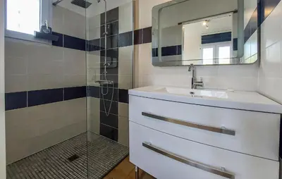 Salle de bains dans l'établissement 4 Bedroom Cozy Home In Plouarzel