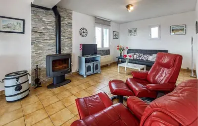 Coin salon dans l'établissement 4 Bedroom Cozy Home In Plouarzel