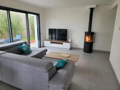 Télévision ou salle de divertissement dans l'établissement Villa l'estran récente vue mer Plounéour-Brignogan-plages