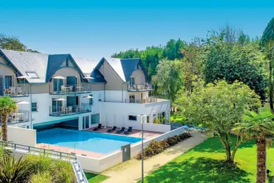 Piscine de l'établissement T2 avec piscine en résidence 4 étoiles ou située à proximité